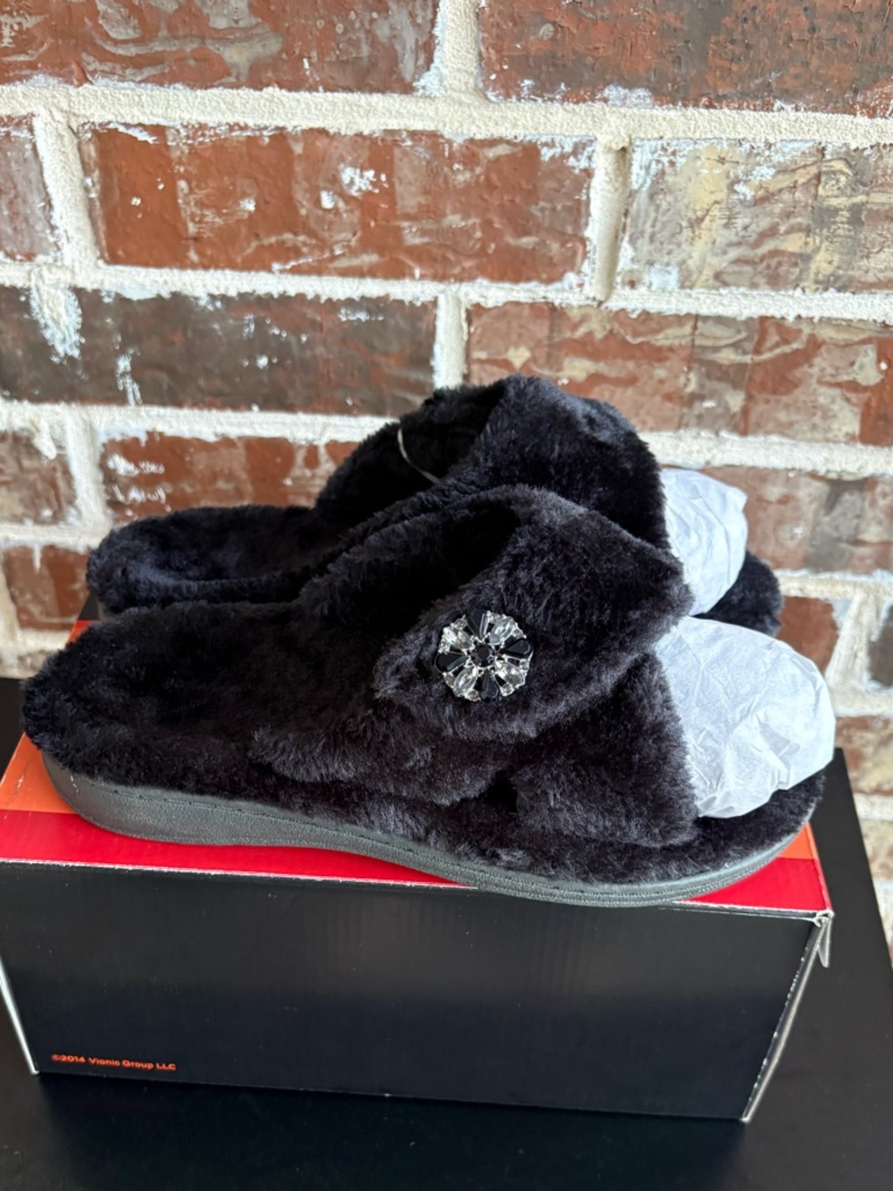 Vionic RelaxLux Black Faux Fur Jeweled Strap Slip-on Slippers Size 7 NWB - Picture 2 of 16